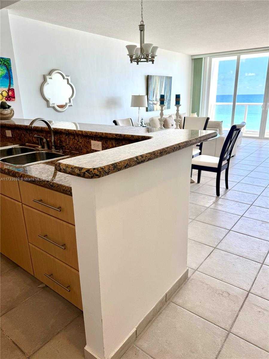 Small Image of 5601 #711, Miami Beach Number 9