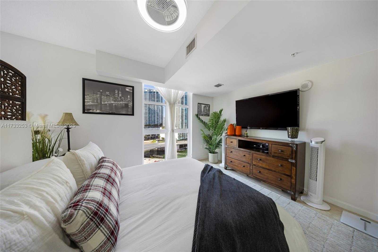 Small Image of 41 SOUTH EAST 5TH ST #816, Miami Number 16