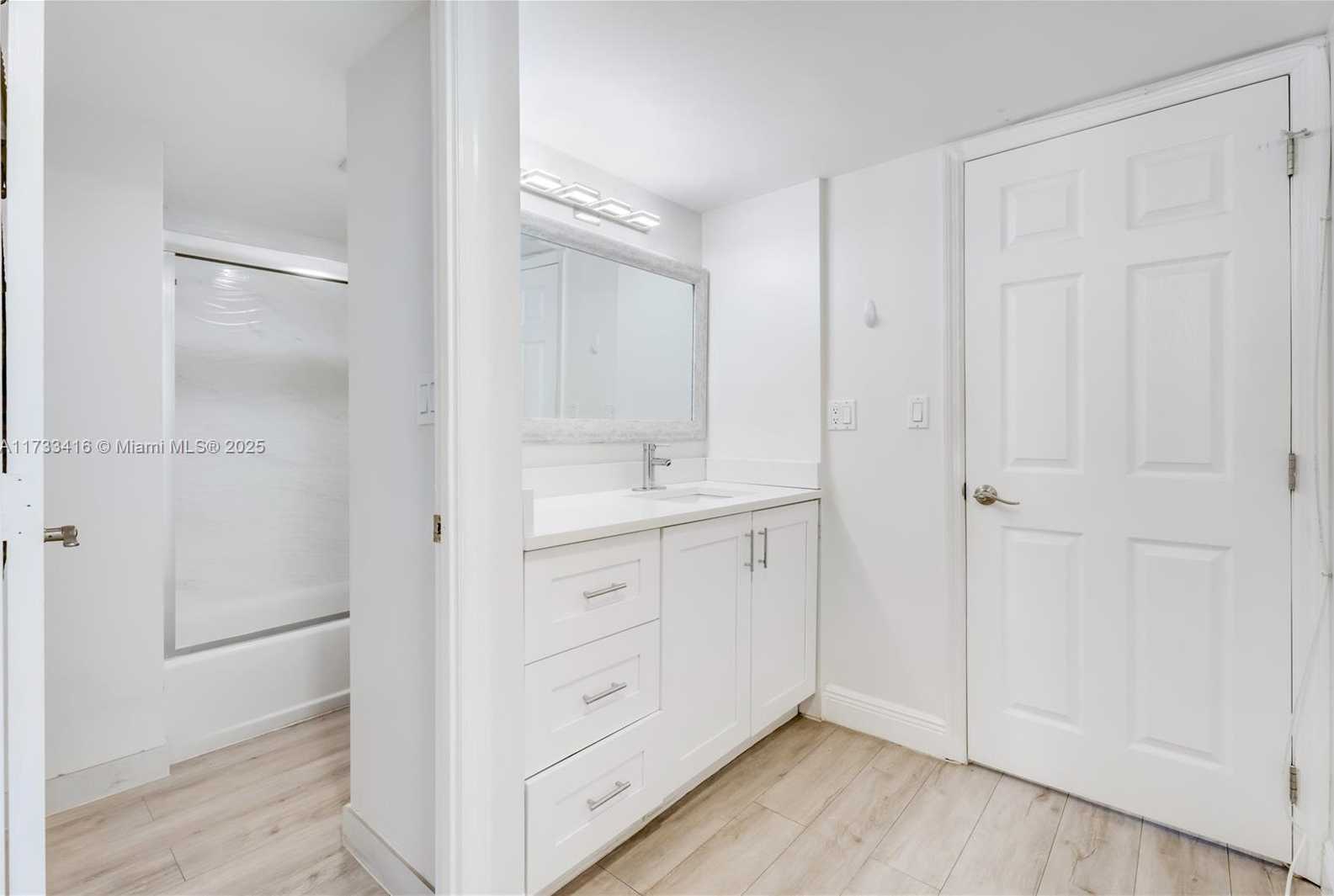 Small Image of 20379 E Country Club Dr, Aventura, FL 33180, USA Number 12