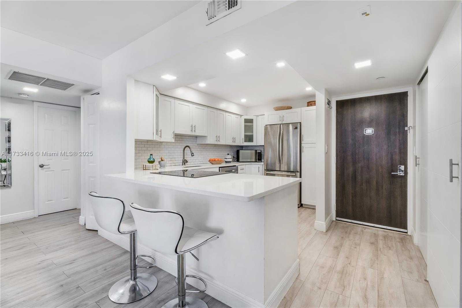 Small Image of 20379 E Country Club Dr, Aventura, FL 33180, USA Number 2