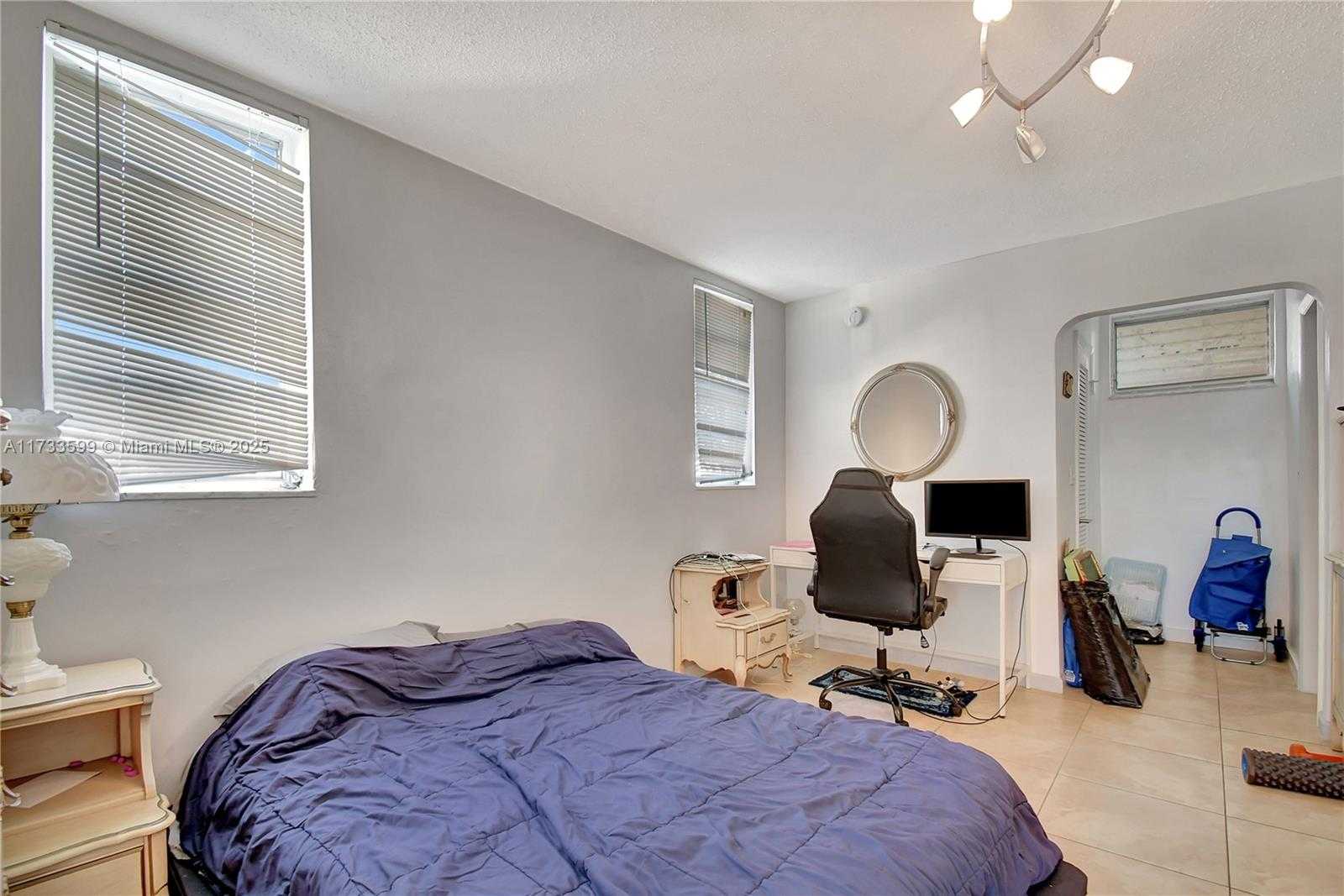 Small Image of 2905 POINT EAST DR #L506, Aventura Number 12