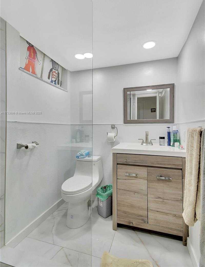 Small Image of 2905 POINT EAST DR #L506, Aventura Number 16