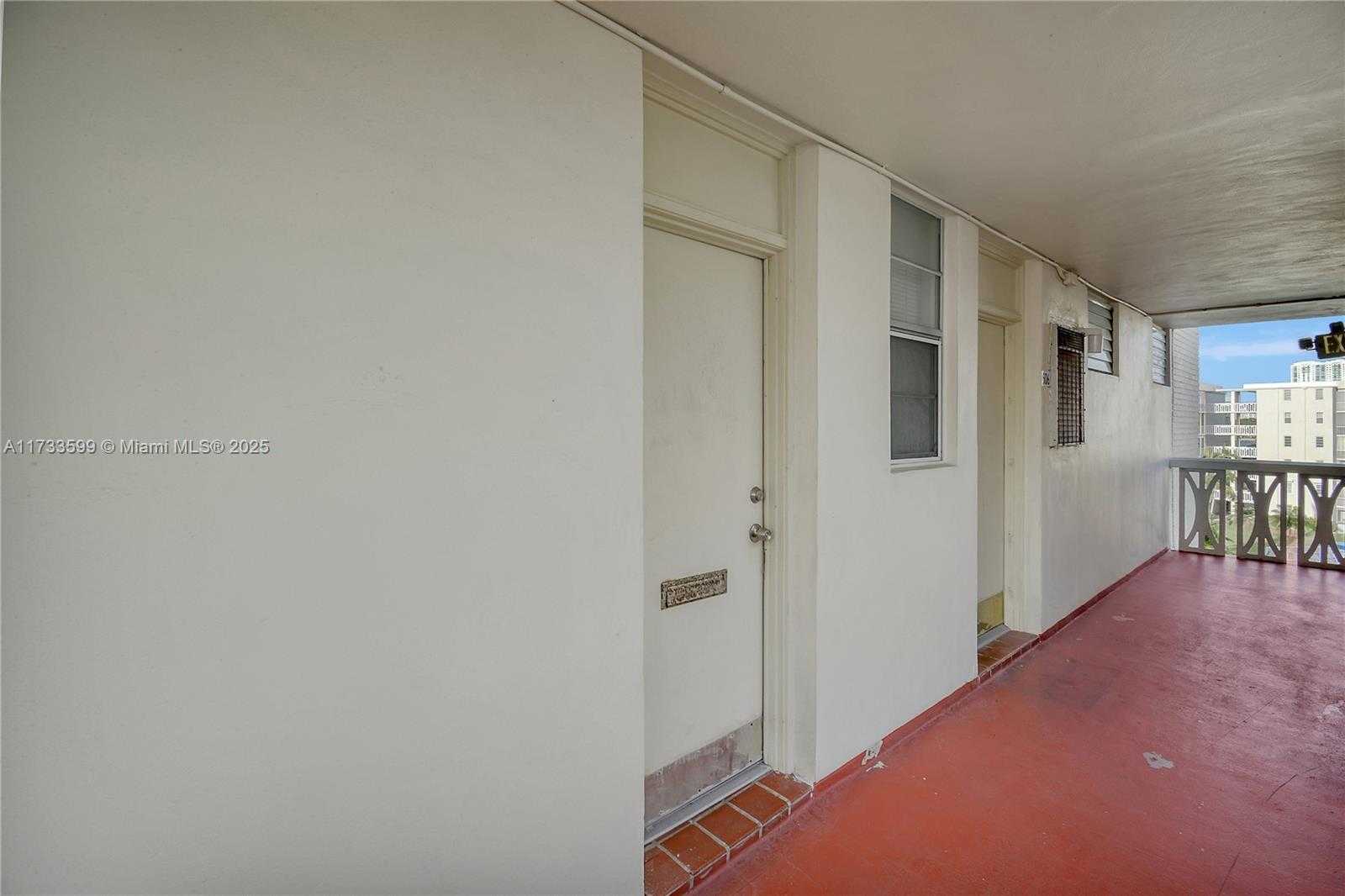 Small Image of 2905 POINT EAST DR #L506, Aventura Number 4