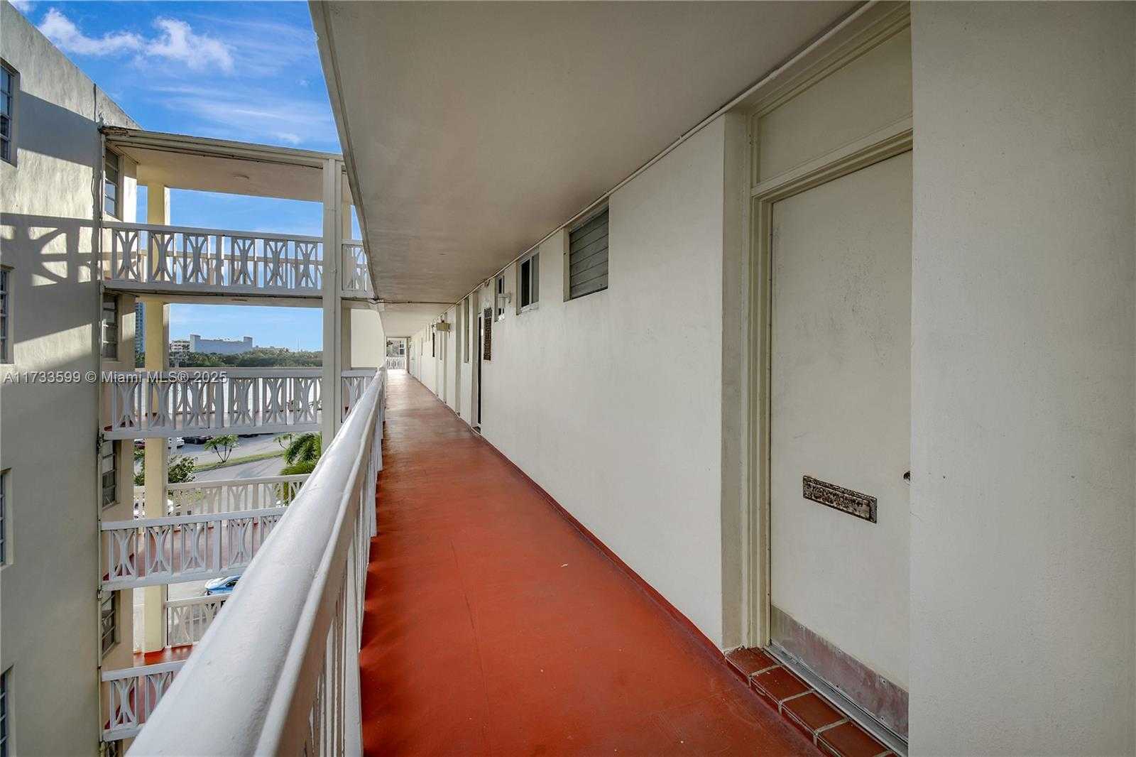 Small Image of 2905 POINT EAST DR #L506, Aventura Number 5