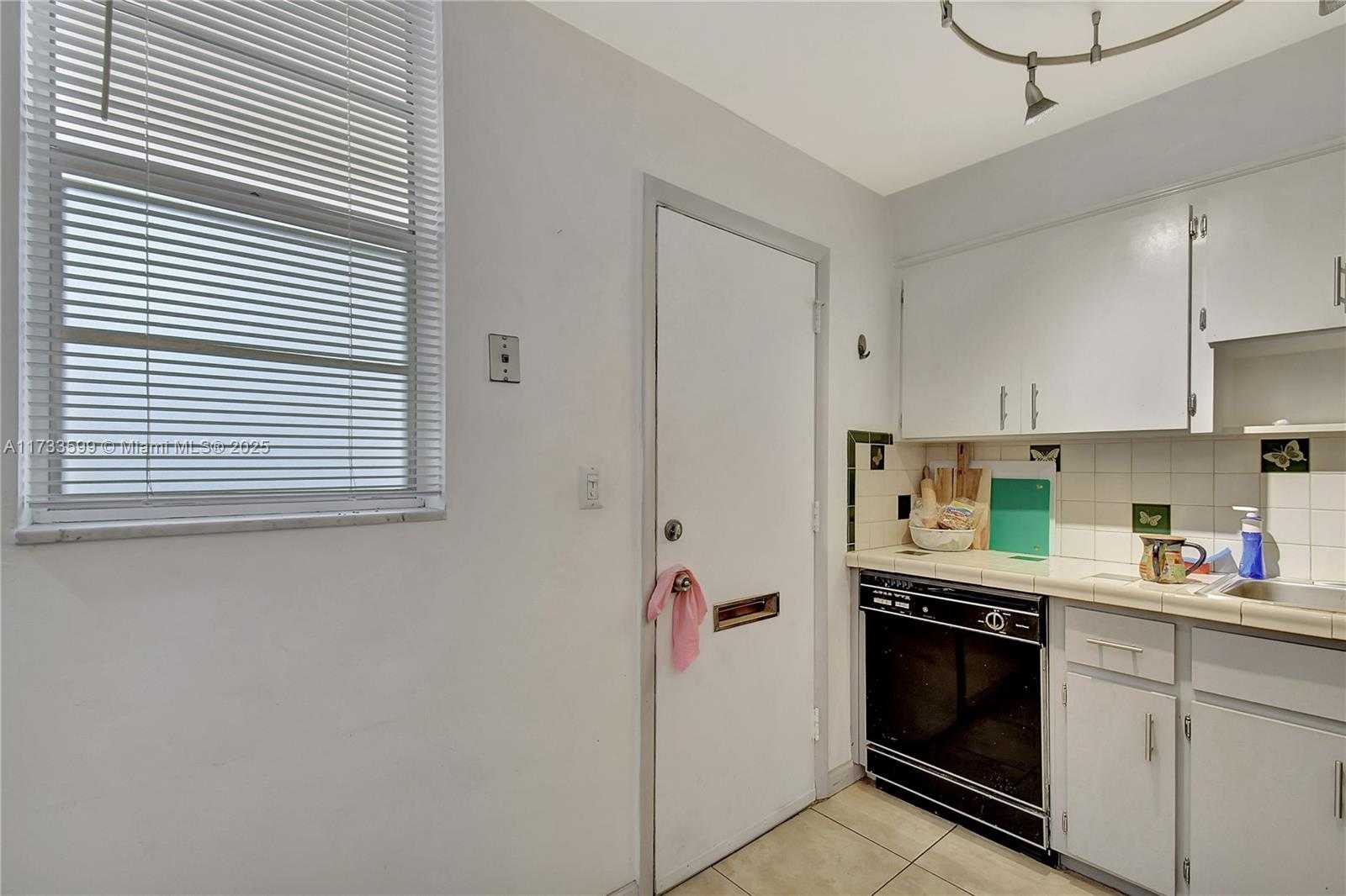 Small Image of 2905 POINT EAST DR #L506, Aventura Number 6