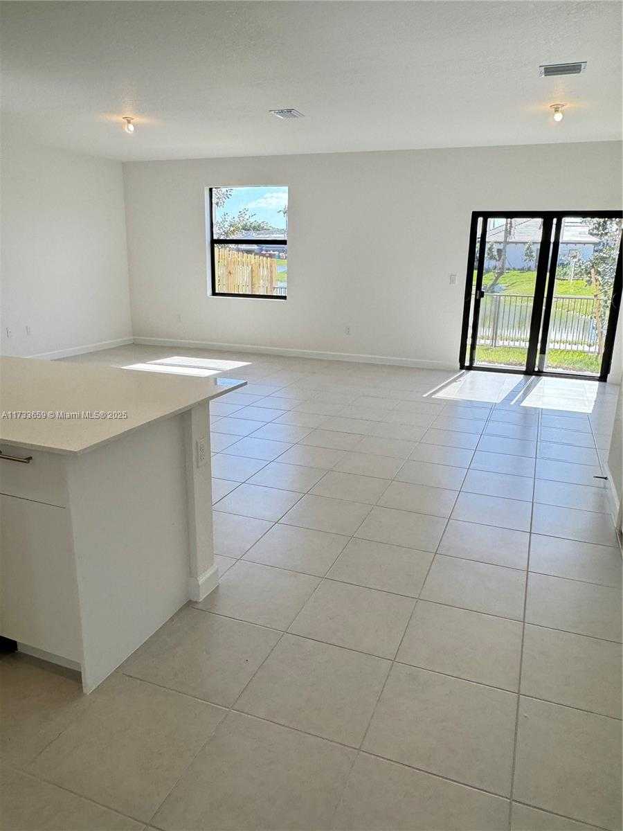 Small Image of 3040 GREEN PALM CT #5838, Dania Beach Number 2