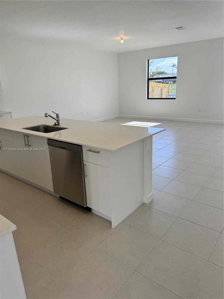 Small Image of 3040 GREEN PALM CT #5838, Dania Beach Number 4