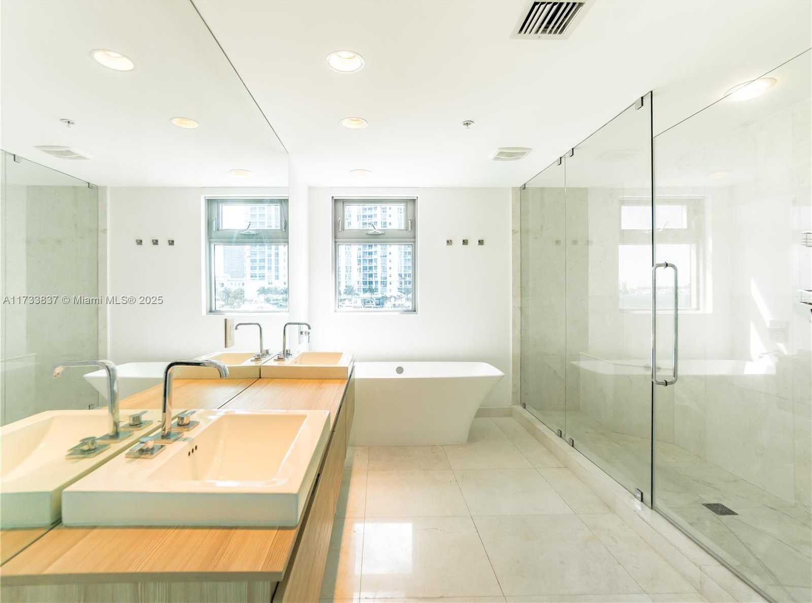 Small Image of 17301 Biscayne Blvd, North Miami Beach, FL 33160, USA Number 10