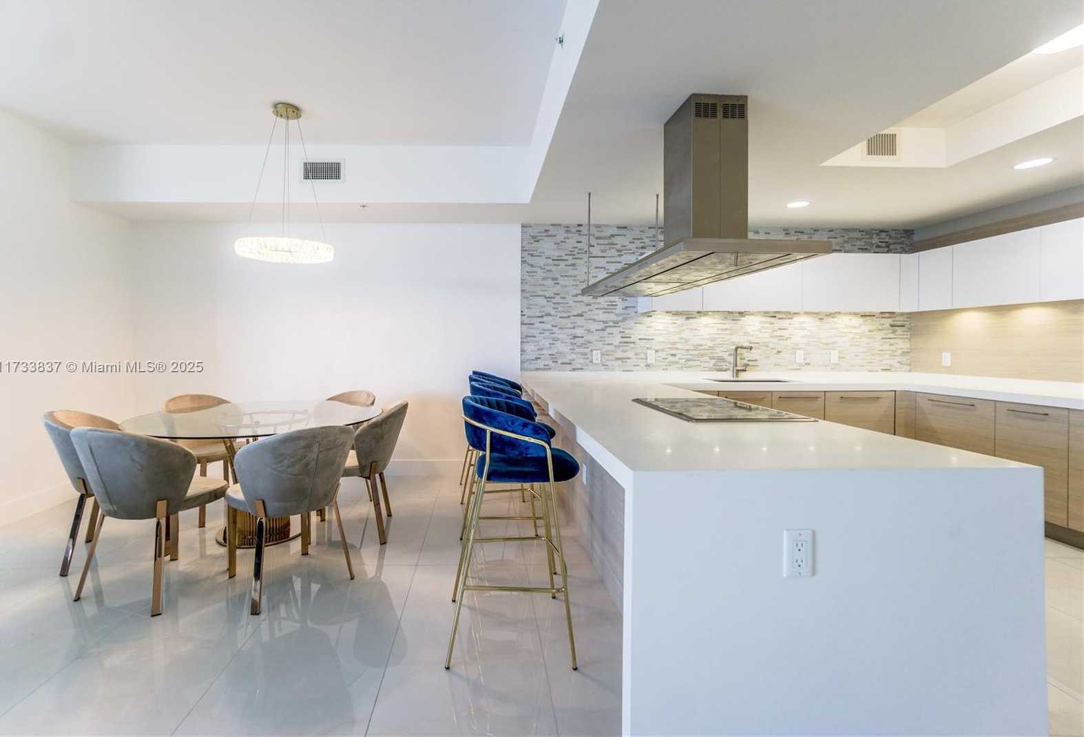 Small Image of 17301 Biscayne Blvd, North Miami Beach, FL 33160, USA Number 12