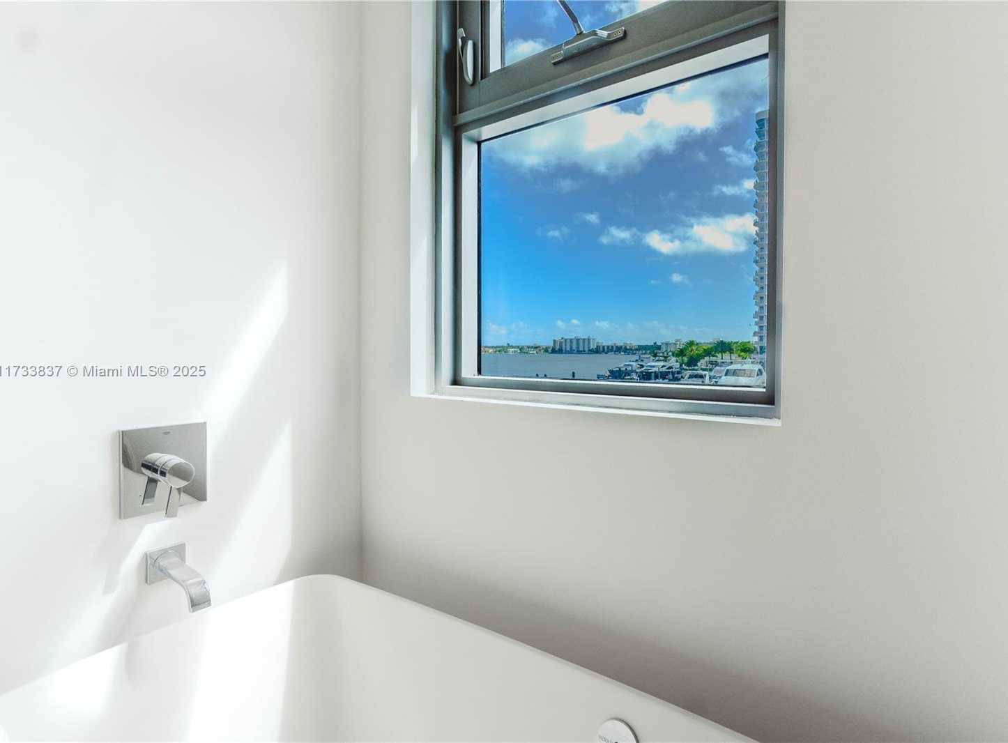 Small Image of 17301 Biscayne Blvd, North Miami Beach, FL 33160, USA Number 13