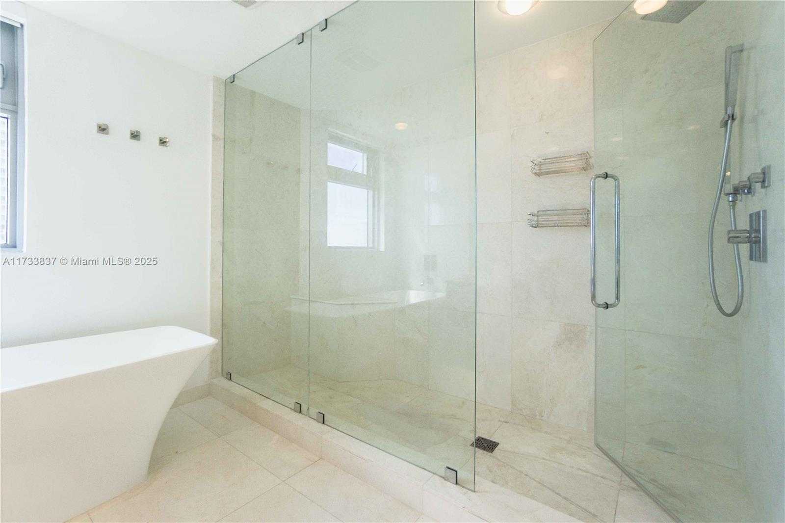 Small Image of 17301 Biscayne Blvd, North Miami Beach, FL 33160, USA Number 14
