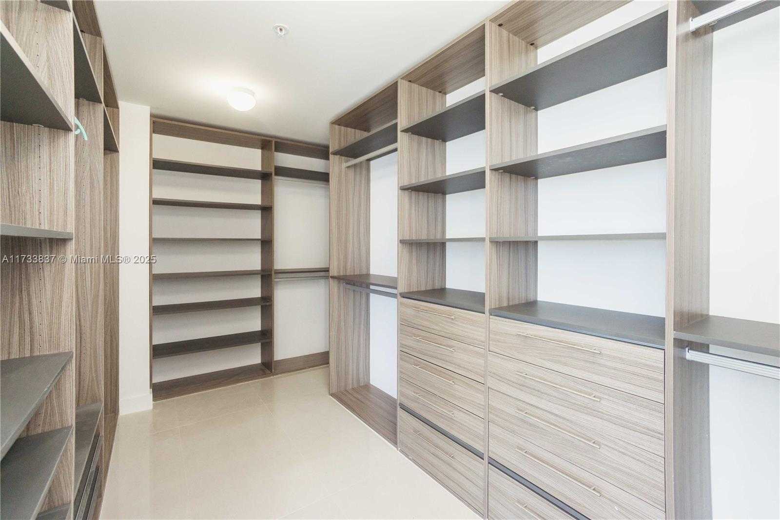 Small Image of 17301 Biscayne Blvd, North Miami Beach, FL 33160, USA Number 15