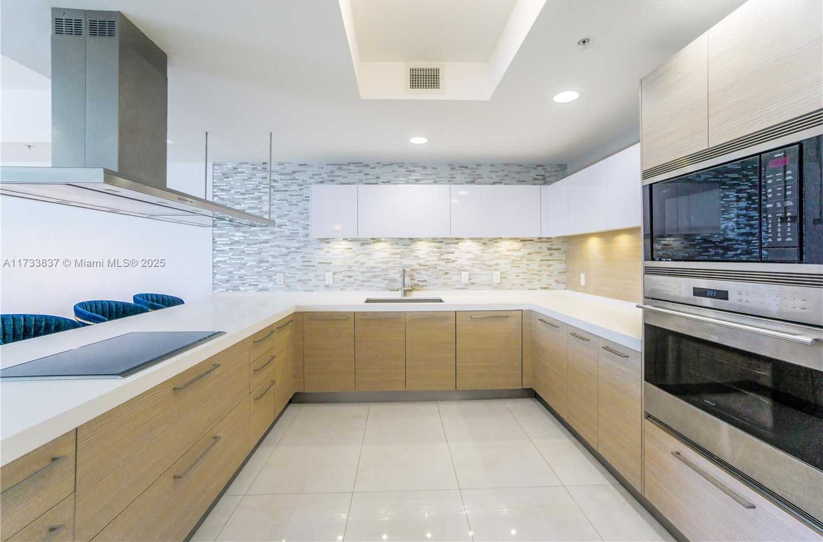 Small Image of 17301 Biscayne Blvd, North Miami Beach, FL 33160, USA Number 17