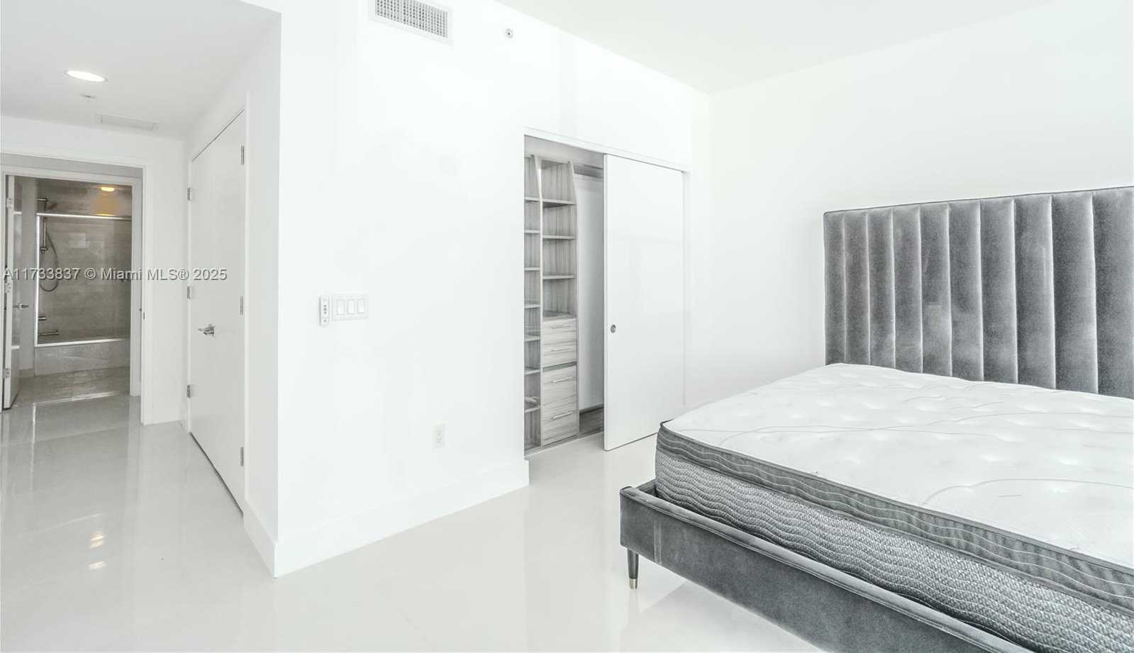 Small Image of 17301 Biscayne Blvd, North Miami Beach, FL 33160, USA Number 21