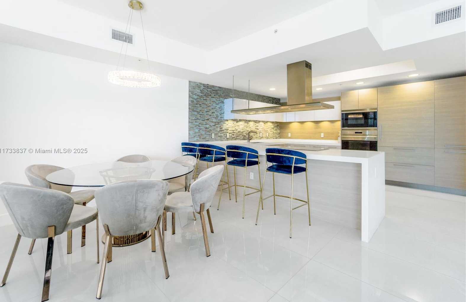Small Image of 17301 Biscayne Blvd, North Miami Beach, FL 33160, USA Number 7