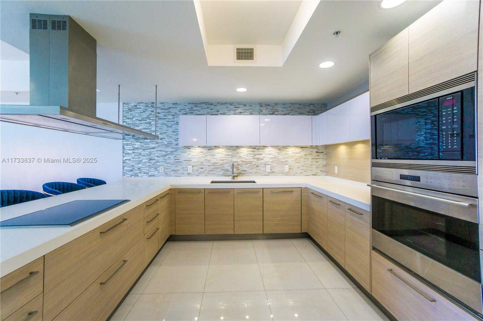 Small Image of 17301 Biscayne Blvd, North Miami Beach, FL 33160, USA Number 8