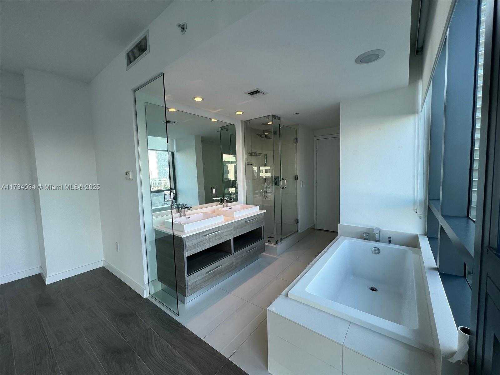 Small Image of 650 NE 32nd St, Miami, FL 33137, USA Number 13