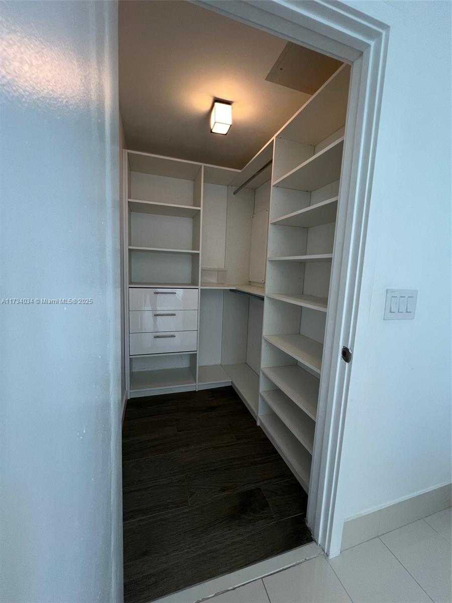 Small Image of 650 NE 32nd St, Miami, FL 33137, USA Number 15