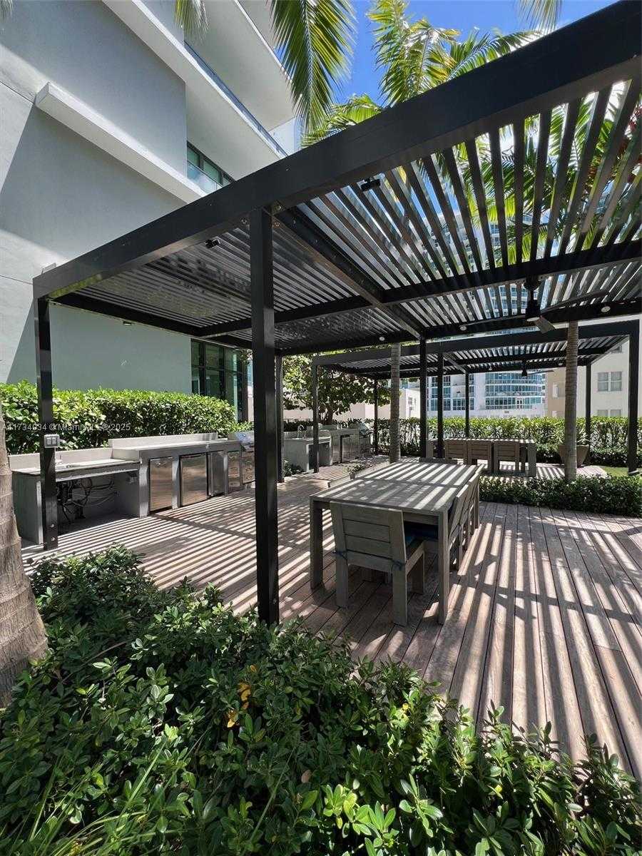 Small Image of 650 NE 32nd St, Miami, FL 33137, USA Number 20