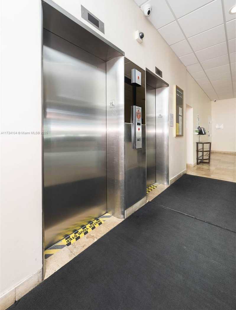 Small Image of 437 GOLDEN ISLES DR #8D, Hallandale Beach Number 37