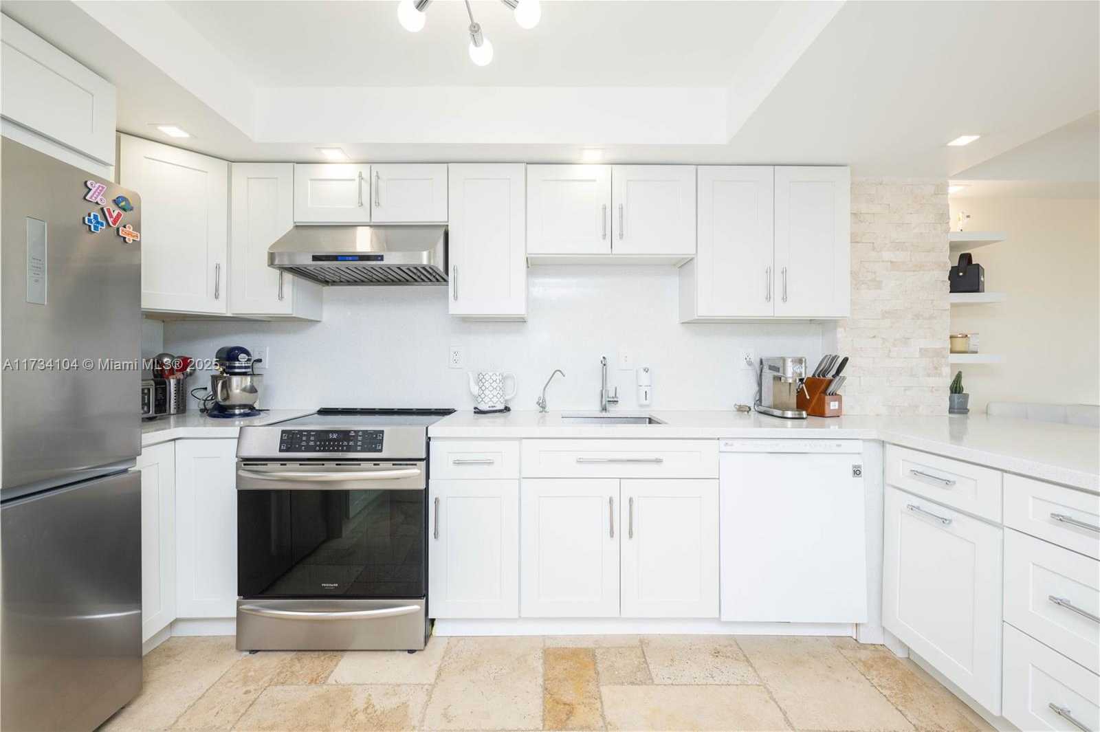 Small Image of 437 GOLDEN ISLES DR #8D, Hallandale Beach Number 4