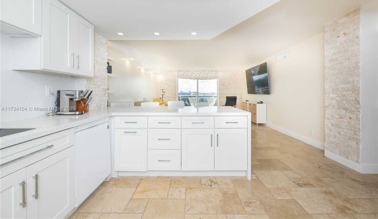 Small Image of 437 GOLDEN ISLES DR #8D, Hallandale Beach Number 5