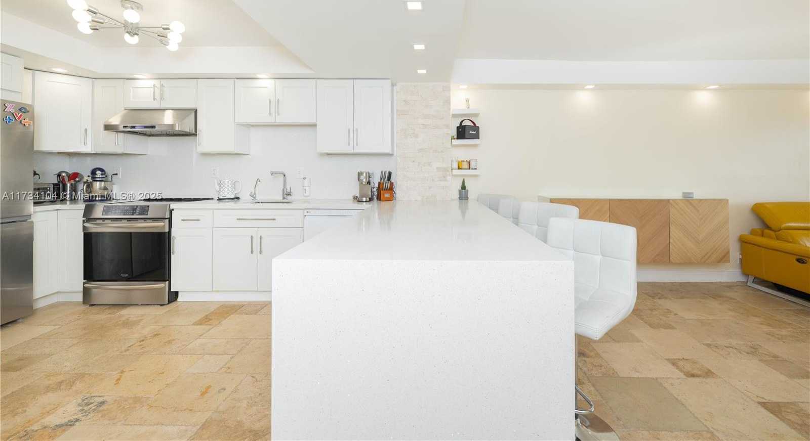 Small Image of 437 GOLDEN ISLES DR #8D, Hallandale Beach Number 6