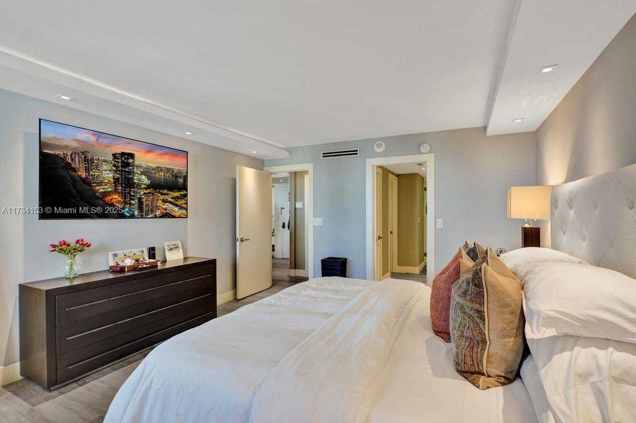 Small Image of 1121 Crandon Blvd, Key Biscayne, FL 33149, USA Number 24