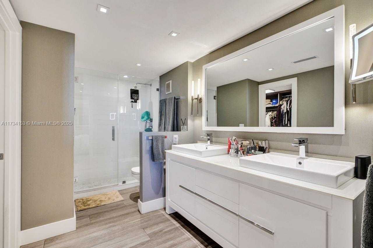 Small Image of 1121 Crandon Blvd, Key Biscayne, FL 33149, USA Number 25