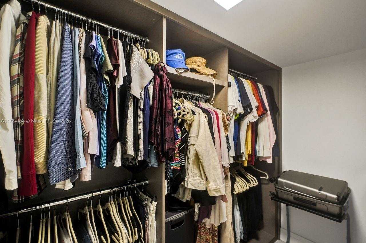 Small Image of 1121 Crandon Blvd, Key Biscayne, FL 33149, USA Number 27