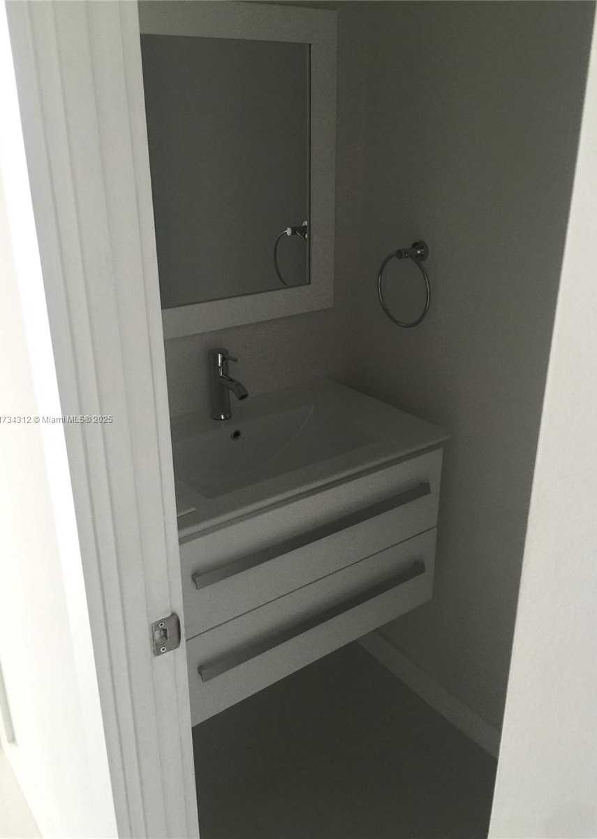Small Image of 6900 BAY DR #5A, Miami Beach Number 12