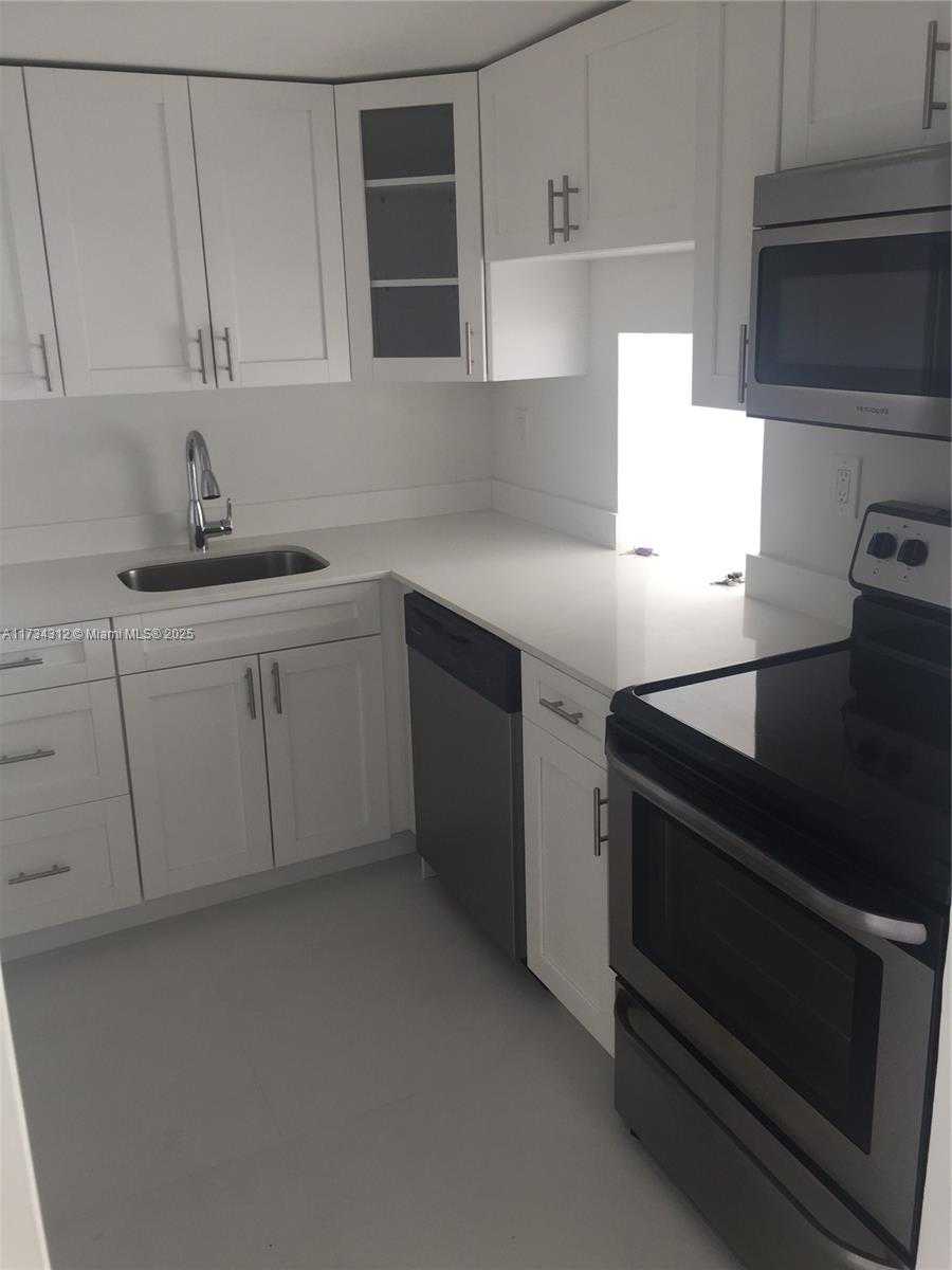 Small Image of 6900 BAY DR #5A, Miami Beach Number 2