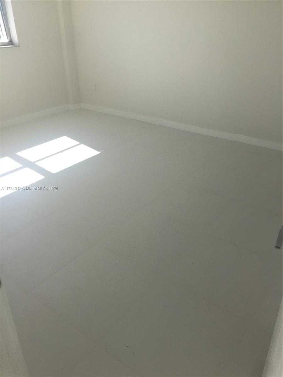 Small Image of 6900 BAY DR #5A, Miami Beach Number 4