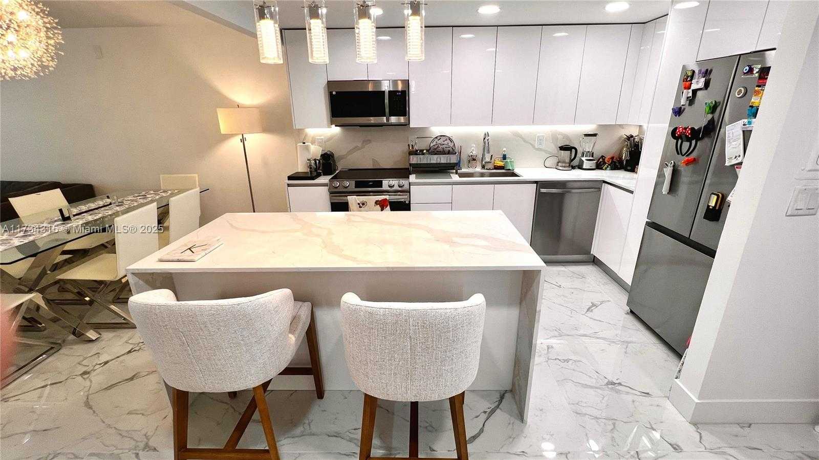 Small Image of 6039 COLLINS AVE #1210, Miami Beach Number 3