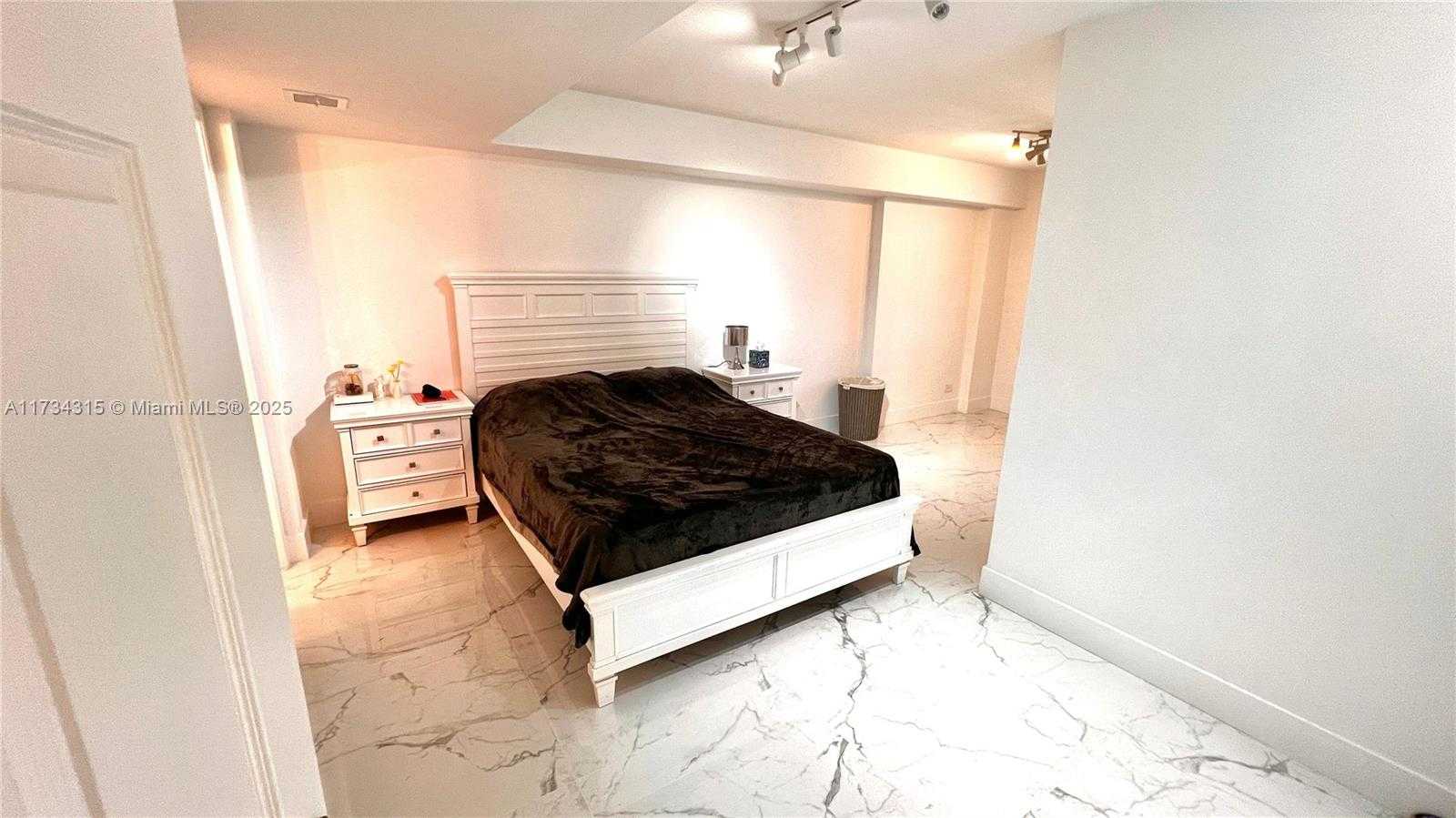 Small Image of 6039 COLLINS AVE #1210, Miami Beach Number 7