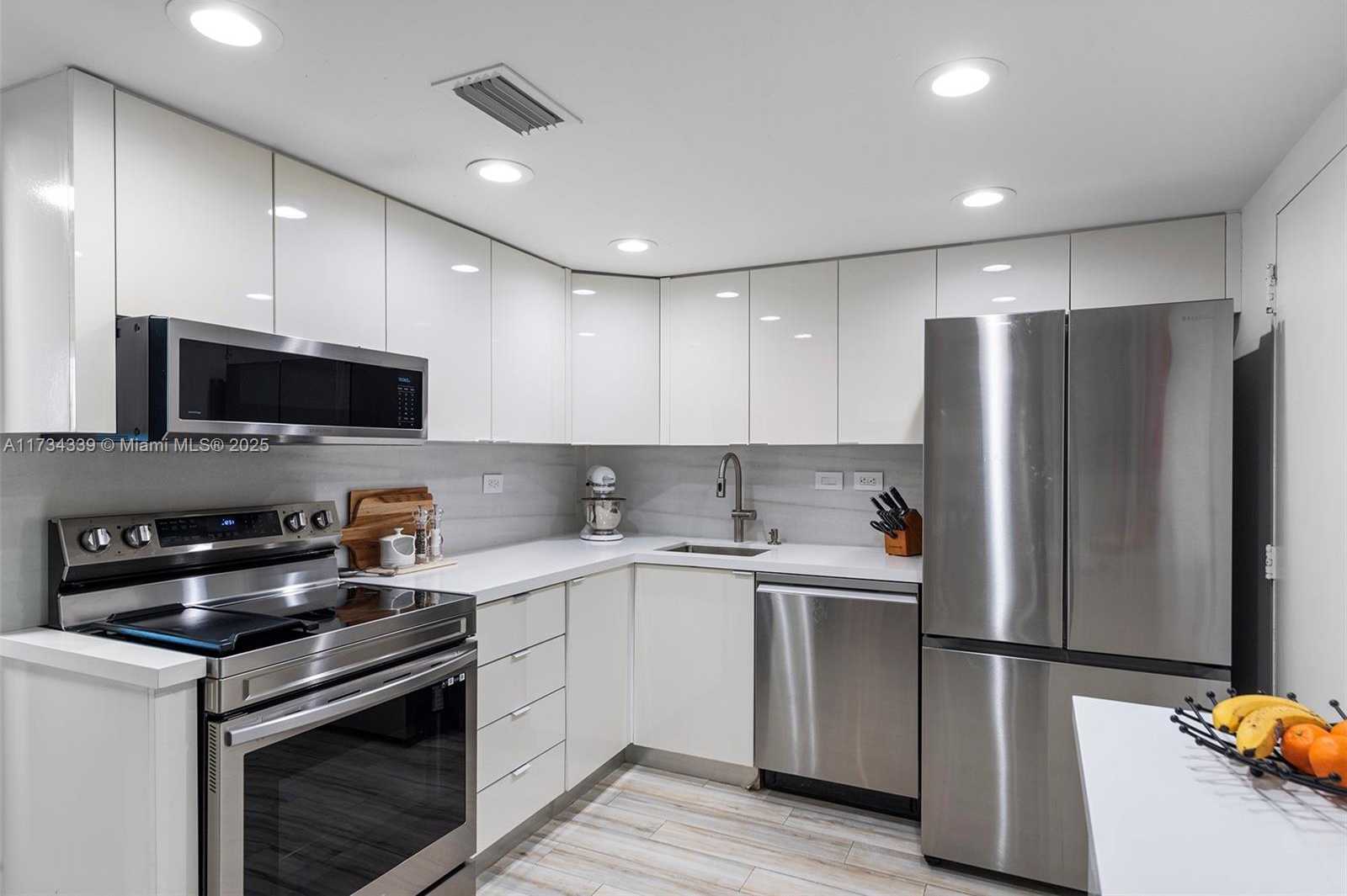 Small Image of 5555 COLLINS AVE #15Z, Miami Beach Number 19
