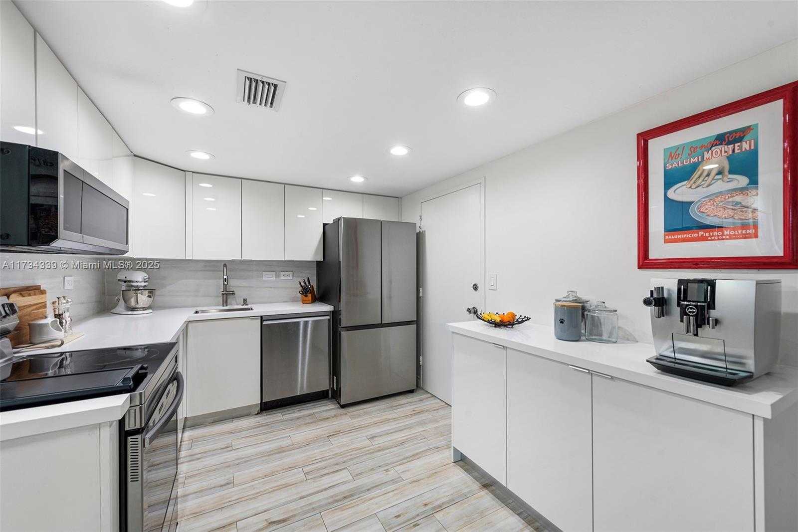Small Image of 5555 COLLINS AVE #15Z, Miami Beach Number 5