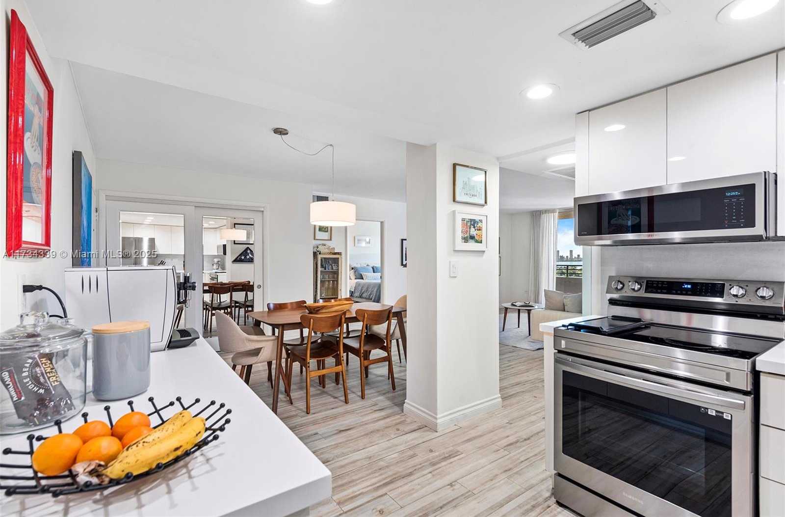 Small Image of 5555 COLLINS AVE #15Z, Miami Beach Number 6