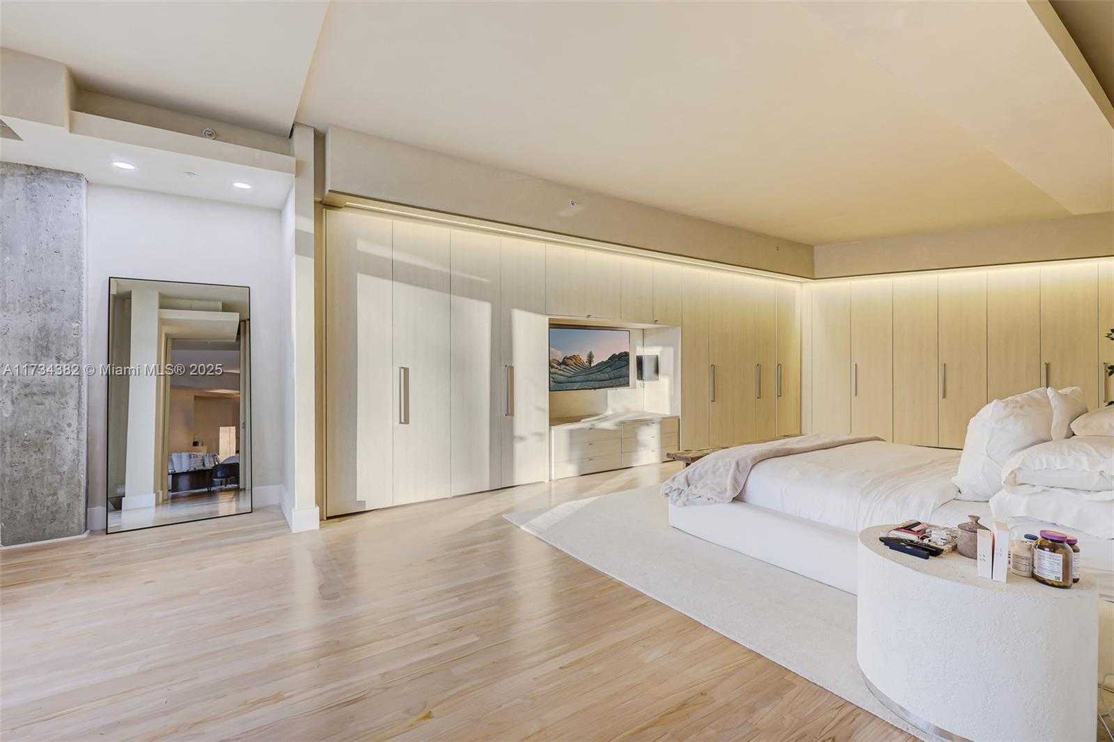 Small Image of 2001 MERIDIAN AVE #307, Miami Beach Number 10