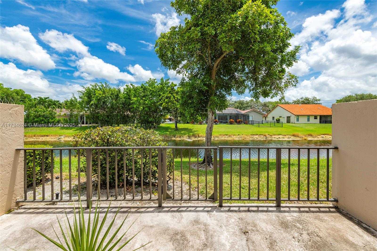 Small Image of 10836 CYPRESS GLEN DR, Coral Springs Number 30