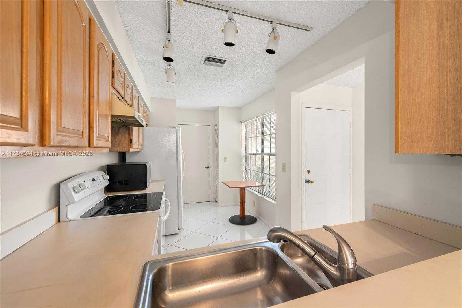 Small Image of 10836 CYPRESS GLEN DR, Coral Springs Number 8