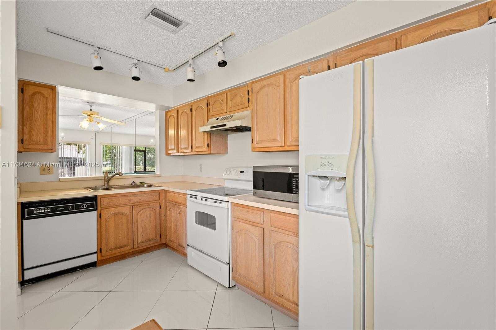 Small Image of 10836 CYPRESS GLEN DR, Coral Springs Number 9