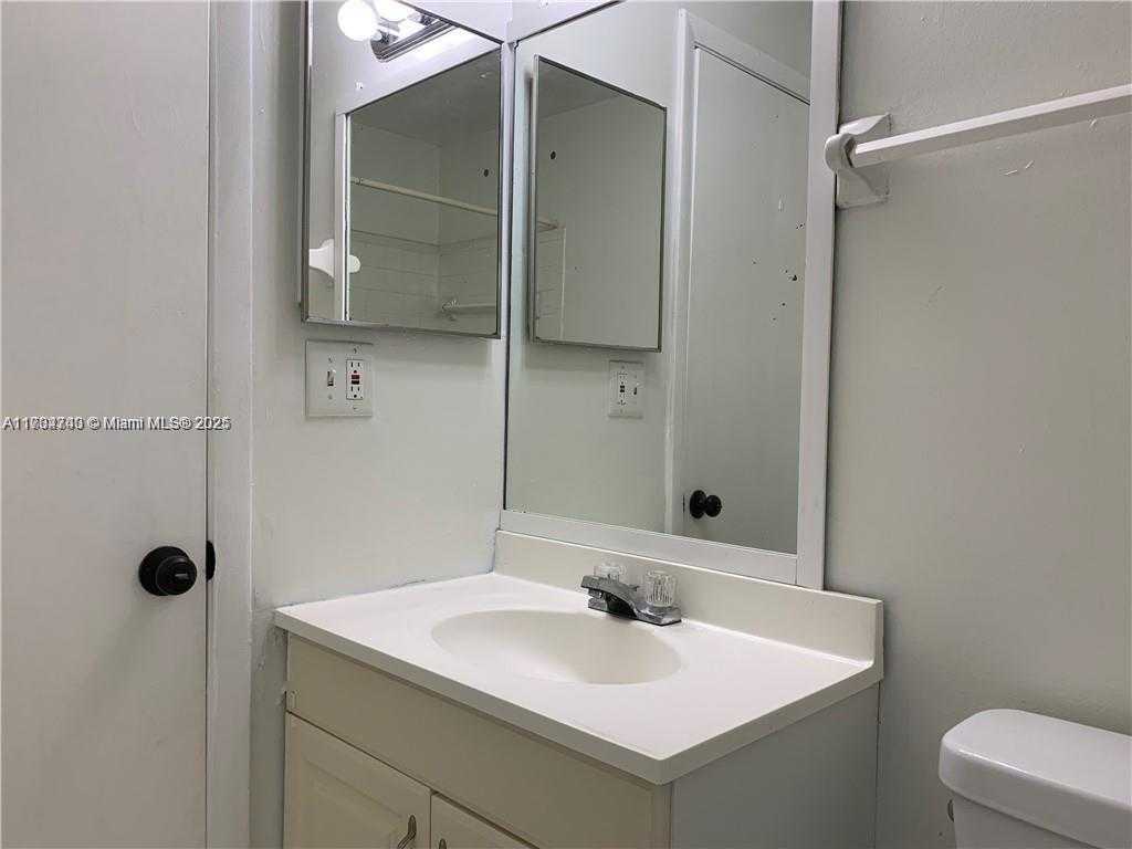 Small Image of 3401 NW 44th St, Lauderdale Lakes, FL 33309, USA Number 16