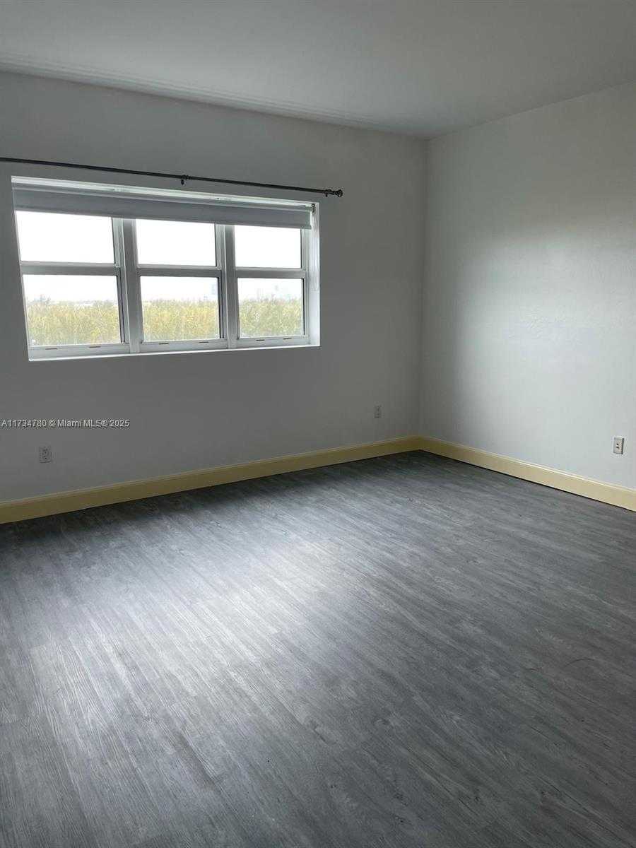 Small Image of 15051 ROYAL OAKS LN #1103, North Miami Number 13