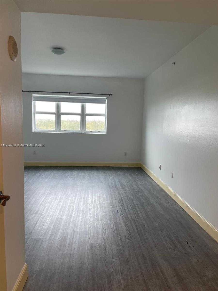 Small Image of 15051 ROYAL OAKS LN #1103, North Miami Number 15
