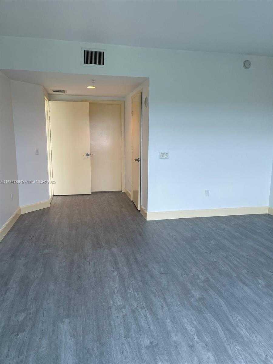 Small Image of 15051 ROYAL OAKS LN #1103, North Miami Number 16