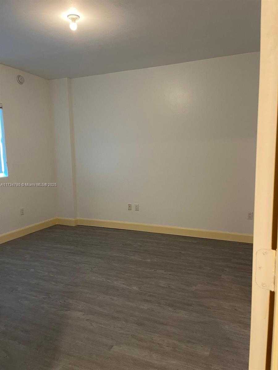 Small Image of 15051 ROYAL OAKS LN #1103, North Miami Number 28