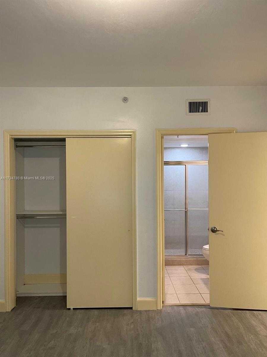 Small Image of 15051 ROYAL OAKS LN #1103, North Miami Number 29