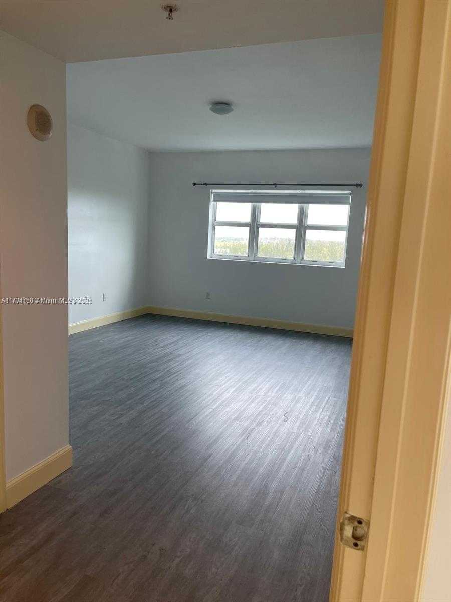 Small Image of 15051 ROYAL OAKS LN #1103, North Miami Number 30