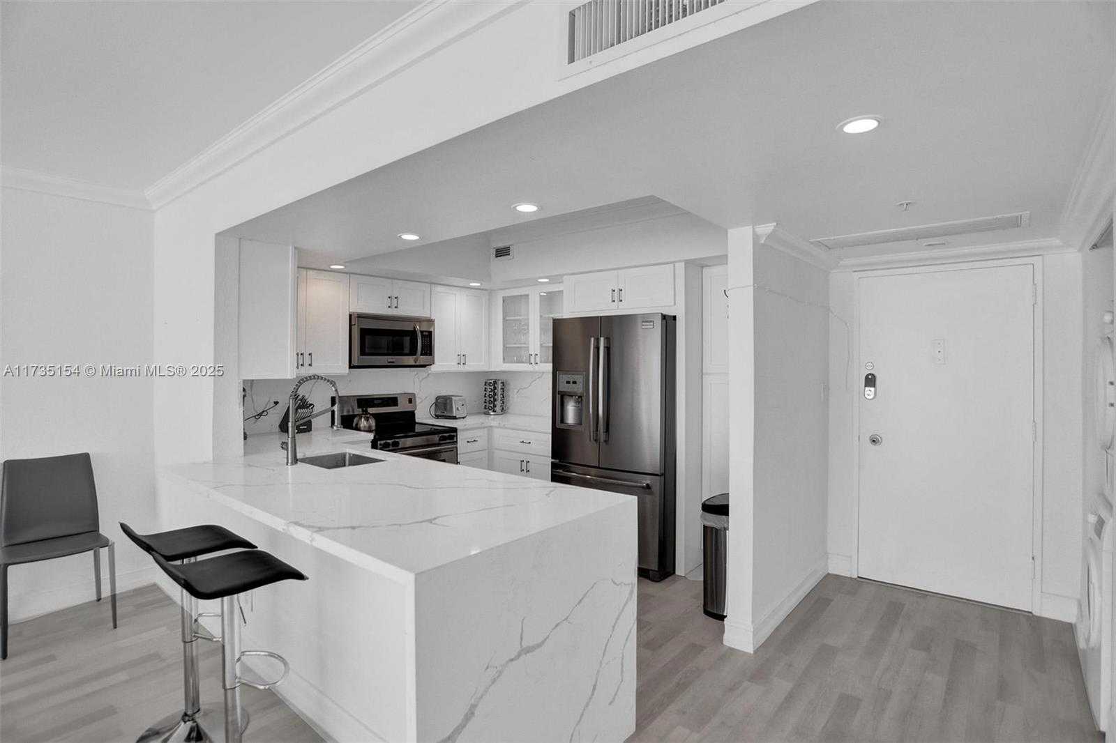 Small Image of 5600 COLLINS AVE #9T, Miami Beach Number 2